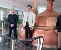 Bild: bsc
Die Absage des beliebten Friedenfelser Herbstfestes sowie vieler anderer Feste in der Region bedauern (von links) der neue Vertriebsleiter Jürgen Bell, Geschäftsführer Johannes Freiherr von Gemmingen-Hornberg und Helmut Radimerski vom Vertrieb der Schlossbrauerei Friedenfels.