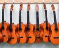 Bild: Patrick Pleul/dpa
Nummerierte Gitarren für den Musikunterricht hängen an einer Wand. Nach monatelanger Corona-Zwangspause dürfen an den Musikschulen in Bayern seit Montag Gruppen und Ensembles wieder gemeinsam proben.