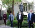 Bild: Stadt Sulzbach-Rosenberg, Johanna Wojtas/exb
Zu Füßen der Minerva stehen vor dem Eingang des Druckereisaals (von links) Stadtheimatpfleger Markus Lommer, Nina Mutzbauer vom Stadtmarketing, Kulturamtsleiter Fred Tischler, Bundestagsabgeordneter Alois Karl und Bürgermeister Michael Göth.