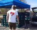 Bild: rhi
SpendenLike-Aktion in Schwandorf: Die Fahrer blieben im Auto sitzen und ließen sich das Bier in den Kofferraum heben. So soll es am Samstag auch vor der Nordgauhalle in Nabburg laufen.