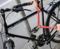 Symbolbild: Andreas Gebert/dpa
Ein Mann versucht mit einem Bolzenschneider ein Fahrradschloss aufzubrechen.
