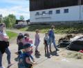 Bild: Städtisches Kinderhaus Waldsassen/exb
Die Kinder mit ihren Betreuerinnen auf dem Hof von Milchbauer Michael Richtmann in Kondrau.