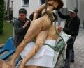 Bild: hut
Die Holzfigur "Eva" von Künstlerin Martina Kreitmeier kommt in Eschenbach an.