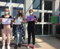 Bild: Elke Spitaler/exb
Drei Künstlerinnen aus der Klasse 7c präsentieren ihre "Banksy"-Nachempfindungen (von links): Emma Woehrl, Tamia Angermann und Chiara Bauer.