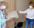 Bild: fsb
Übergabe der gespendeten Funksensormatten durch Dr. Renate Freuding-Spintler (links) an die Hospizleiterin Susanne Wagner