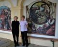 Bild: gjb
Alena Kovaříková bedankt sich bei Marcela Brabačová (rechts) für die finanzielle Hilfe.