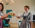 Bild: Judith Schmidhuber/StMELF/exb 
Ein Prost auf eine erfolgreiche Amtszeit: Ministerin Michaela Kaniber (links) gratulierte der neuen Bierkönigin Sarah Jäger (rechts) zur Wahl.