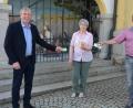 Bild: jr
Im Namen der Freien Wähler Mitterteich stellten Bernhard Thoma (links) und Klaus Schuller 300 Euro für den Verein „Projekt Moses – Hilfe für Indien“ zur Verfügung. Kassiererin Anita Geiger nahm das Geld entgegen.
