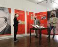 Bild: Wolfgang Steinbacher
Museumsleiterin Julia Riß, Kulturreferent Fabian Kern und Fotograf Clemens Zahn (von links) bei einem Rundgang durch die Ausstellung, die den Bogen vom ersten bis zum letzten Bauwerk von Walter Gropius spannt.
