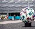 Bild: Sven Hoppe
Ein überdimensionaler offizieller Spielball "Uniforia" der EURO 2020 ist vor der Fußball-Arena in München aufgestellt. Hier finden die ersten drei Spiele der deutschen Mannschaft statt. Bisher sind 14.000 Zuschauer zugelassen.