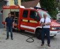 Bild: jr
Kommandant Thomas Lindner, sein Stellvertreter Tobias Kipferl und Bürgermeister Johann Burger (von links) präsentieren vor dem Gerätehaus der Feuerwehr Großensees das kürzlich erworbene gebrauchte Fahrzeug.