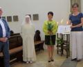 Bild: Hirsch
Die pensionierte Realschuldirektorin Marlies Hoffmann (Mitte) ist "zertifizierte Kirchenentdeckerin". Bei der Übergabe der Urkunde gratulierten Dekan Hans Amann, "Novizin" Tamara Maibauer, KEB-Bildungsreferentin Eva Bräuer und "Oberin" Leonie Franke (von links).