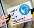 Symbolbild: Hauke-Christian Dittrich
Ein Schild mit der Aufschrift „Maske auf nicht vergessen!“.