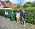 Bild: Frauenbund Waldsassen/exb
Die Vertreterinnen der Frauenbund-Führung bei der Spendenübergabe an Pater John im Pfarrgarten, von links Brigitte Sommer, Pater John Gali, Monika Müller und Christine Eckert.