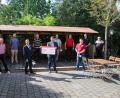 Bild: sne
Gerhard Hösl und Edgar Knobloch freuen sich im Namen der Sparkasse 7000 Euro an zahlreiche Vereine verteilen zu können.