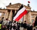 Bild: Fabian Sommer/dpa
Corona-Leugner, Reichsbürger und Rechtsextremisten versuchten im August 2020 mit schwarz-weiß-rot gestreiften Reichsfahnen das Reichstagsgebäude zu stürmen. Foto: Fabian Sommer/dpa