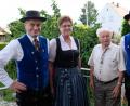 Bild: u
Mit einer kleinen Delegation gratulierten die Hirschauer Trachtler ihrem einzig noch lebenden Gründungsmitglied und Ehrenvorsitzenden Emil Engelhardt zum 95. Geburtstag. Von links: Stellvertretender Vorsitzender Gaston Lottner, Jugendschatzmeisterin Sieglinde Meier, Emil Engelhardt und der Vorsitzende Michael Meier.