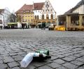 Bild: Stephan Huber
Leere Bierflaschen und ein Becher liegen auf dem Marktplatz. Die Stadt Amberg ermahnt die Entlass-Schüler zur Rücksichtnahme auf die anderen Bürger.