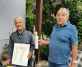 Bild: hzi
Erster Obmann der MMC Schlammersdorf, Emil Gottwald, überreicht die Ehrenurkunde zusammen mit einer Kerze an Alois Püttner (rechts).