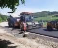 Archivbild: bkr
Bis zur Abzweigung nach Punreuth wurde der erste Teil der Tragschicht bereits Anfang Juni eingebracht. Die Arbeiten an der Gemeindeverbindungsstraße liegen vor dem Zeitplan.