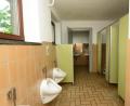 Bild: bey
Die Toiletten in der Grundschule Neudorf sind sanierungsbedürftig. Neben den Sanitäranlagen sollen jetzt auch die Fenster, die Decke und die Elektroanlagen im Deckenbereich erneuert werden