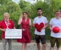 Bild: exb
Bei der Spendenübergabe (von links): Bernd Hofmann (Präsident FC Bayern Fanclub Nabburg), Sarah Jäger (Bayerische Bierkönigin), Johannes Guder (Vorstand SpendenLike e.V.) und Johannes Berner (Vorstandsmitglied).