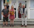 Bild: ral
Christian Spießl (vorne links) und Karolina Schwarz (daneben) wurden von Bürgermeister Josef Deichl geehrt, dahinter von links die Angestellten im Einwohnermeldeamt, Miriam Piehler und Hildegard Mutzbauer.