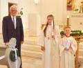 Bild: fjo
Durch Pfarrer Georg Hartl empfingen Anna-Lena Voit, Leon Ach und Tyler Meindl ihre erste heilige Kommunion.