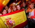 Archivbild: Friso Gentsch/dpa
Spanische Fans feiern den letzten großen Titel ihrer Mannschaft 2012. Ob es auch bei der laufenden Europameisterschaft für die vorderen Plätze reicht?