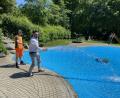 Bild: Stadt Neustadt/exb
Nach mehr als einem Jahr Pause steht dem Planschen in der Neustädter Freizeitanlage nichts mehr im Wege. Feuerwehrmann und Bürgermeister Sebastian Dippold (rechts) half Wasserwart Michale Girke dem Bauhof am Montag beim Befüllen des Beckens.
