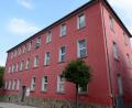 Bild: bey
Das "Gästehaus" wird nach dem Umbau nicht mehr zu erkennen sein. Auf der Rückseite des Gebäudes wird an der Außenwand ein Aufzug angebaut, ebenso wie ein zweiter Fluchtweg.