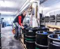 Bild: Frank Huebler/exb
Nachdem die meisten Gaststätten wieder offen haben, steigt die Nachfrage nach Fassbier. Die Brauereien im Landkreis, wie hier die Schlossbrauerei Friedenfels, füllen momentan verstärkt den Gerstensaft in Fässer ab.