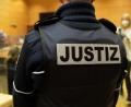 Symbolbild: Friso Gentsch/dpa
Die 34-Jährige, die von ihrem Mann geschlagen und gewürgt wurde, bestand als Zeugin vor dem Amtsgericht Tirschenreuth darauf, dass ein Justizbeamter anwesend ist, da sie Angst vor ihrem Mann habe.