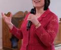 Bild: le
Biblische Botschaft und christlichen Glauben vermittelte Brigitte Traeger beim Konzert-Gottesdienst am Sonntag in der „Simultankirche des Jahres 2021" in Floß.