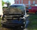 Bild: dob
Der Motorraum des Autos ist total ausgebrannt. Schlimmeres konnte durch die Feuerwehrkräfte verhindert werden.