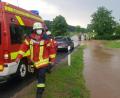 Bild: Fabian Schildbach/exb
Eine Flutwelle aus schlammigem Wasser läuft im Ort Eigentshofen von einer abschüssigen Wiese ab und setzt ein Haus unter Wasser. Beim Einsatz bereitet der Feuerwehr Hohenkemnath ein technischer Defekt an ihrem Einsatzfahrzeug Probleme.