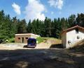 Bild: Portner
Bald ist es vorbei, mit den zwei Häuschen im Oberviechtacher Hochwald: Nachdem der neue Hochbehälter Roßhaupt (rechts) angeschlossen ist, startet jetzt der Rückbau des alten Technikgebäudes (links) samt Stahlbetonkammern (Mitte). Danach wird das Gelände eingeebnet und Magerrasen angesät.