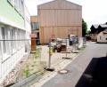 Bild: bkr
Vorplatz Bürgerhaus: Ein Baum in der Mitte des Platzes und viel Grün dazu. In diesem Bereich soll die Straße eine weiße Asphaltdecke bekommen und so den Vorplatz räumlich sichtbar machen.
