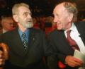 Archivbild: Oliver Berg/dpa
Der österreichische Lyriker H. C. Artmann (links) und der damalige Präsident der Deutschen Akademie für Sprache und Dichtung, Christian Meier unterhalten sich am 25. Oktober 1997 im Darmstädter Staatstheater. Der Wiener erhielt damals den Georg-Büchner-Preis, die angesehenste Literaturauszeichnung in Deutschland.