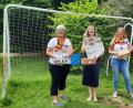 Bild: ubb
Bei so viel Fröhlichkeit im Tor geht einem das Herz auf: Zur Kinderaktion laden die Initiatorinnen Dagmar Franz, Pfarrerin Dr. Stefanie Schön und Katrin Feil (von links) herzlich alle Buben und Mädchen ein, die mitmachen wollen.