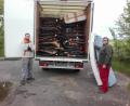 Bild: ws
Von Mitgliedern der Aktion Solidarität, darunter auch Peter Trottmann (links) und Ewald Oppl wurde ein Transporter mit Sachspenden beladen. In dem Fahrzeug finden sich unter anderem 27 Fahrräder und eine Industrienähmaschine. Die Hilfsgüter wurden zur Lagerhalle des Vereins „Junge Leute helfen“ nach Obing am Chiemsee gebracht. Von dort gehen sie an die Empfänger im Kosovo, in Albanien, Montenegro, Bosnien und Kroatien.