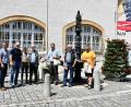 Bild: pko
Franz Tennert (Mitte) übergibt das Zepter an den neuen Wanderwegpaten Klaus Zeiser (Dritter von rechts). Mit dabei sind (von links) Martin Birner, Werner Dietrich, Annemarie Süß, Jonas Keilhammer und Uwe Stanke.