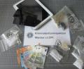 Bild: Kriminalpolizeiinspektion Weiden/exb
Die Polizei veröffentlichte ein Bild mit einem Teil der sichergestellten Beweismittel, die sie in der Wohnung des mutmaßlichen Weidener Drogendealers fand.