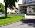 Bild: bkr
Anstelle der kleinen Mauer vor dem Eingangsbereich der Grundschule sollen Sitzgelegenheiten aus Granitblöcken oder Ähnlichem geschaffen werden – oder sie wird ganz abgetragen. Sitzgelegenheiten an anderer Stelle wurden alternativ dazu vorgeschlagen.