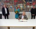 Bild: ibj
Der Eintrag in das Goldene Buch der Marktgemeinde Hahnbach bildet den Schlussakt: Der Allgemeinarzt Dr. Franz Prösl und seine Frau Monika Hornung-Prösl verlassen nach 32 Jahren Hahnbach.