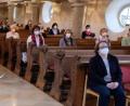 Bild: le
Die Teilnehmerinnen am Dekanatsfrauenabend in der Flosser Simultankirche des Jahres 2021 lauschen den Ausführungen.