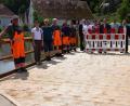 Bild: bö
Die Hammermühlbrücke in Hohenburg wird im Beisein von Pfarrer Hans-Peter Zeitler, Bürgermeister Florian Junkes, Drittem Bürgermeister Hans Seitz, Heinrich Renghart und Sabine Wopperer als Vertretern des Straßenbauamts Amberg-Sulzbach sowie dem Team der Stratebau AG und den Mitarbeitern des gemeindlichen Bauhofs wieder für den Verkehr freigegeben.