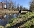Bild: Christine Ascherl
Ein Metallkreuz markiert die Stelle am Flutkanal in Weiden, wo im Spätsommer 2020 ein junger Mann ertrank - mutmaßlich vor den Augen seiner Freunde, die ihn möglicherweise hätten retten können. Die drei müssen sich ab Montag vor Gericht verantworten.