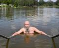 Bild: Gabi Schönberger
Ohne Hut fast nicht zu erkennen: "Wyman" Johann Zitzmann vom Hammerweg fühlt sich im Weiher des Schätzlerbades so wohl wie als Musiker auf der Bühne. Seit Montag ist der Weiher geöffnet.