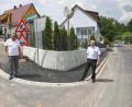Bild: njn
An der Ecke Josef-Höser-Straße / Altenstädter Straße wurde der Gehweg tiefer gelegt. Auf dem Bild (von links) Bauamtsleiter Dieter Döppl und Bürgermeister Johannes Reger.